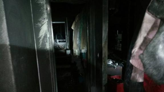 Bomberos del Levante sofocan un incendio en una casa de Palomares