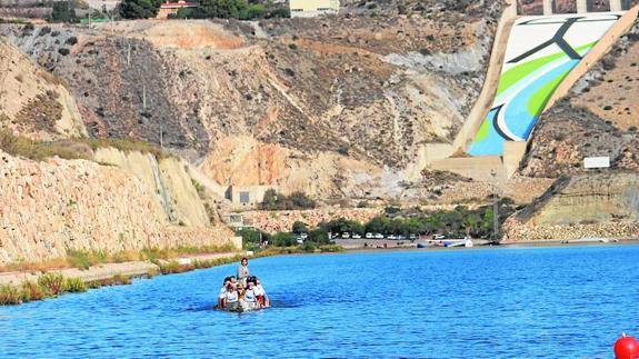 Cuevas saca a concurso la gestión del Canal de Remo y Piragüismo