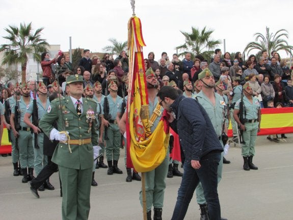 Militares y civiles 'enlazados' en la jura de bandera