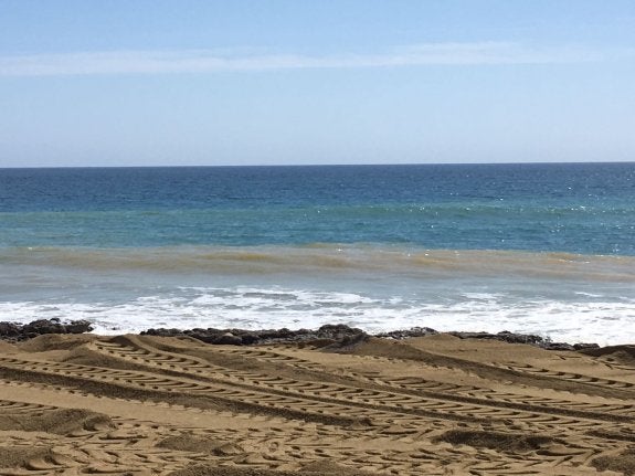 Aporte de material en la playa mojaquera.