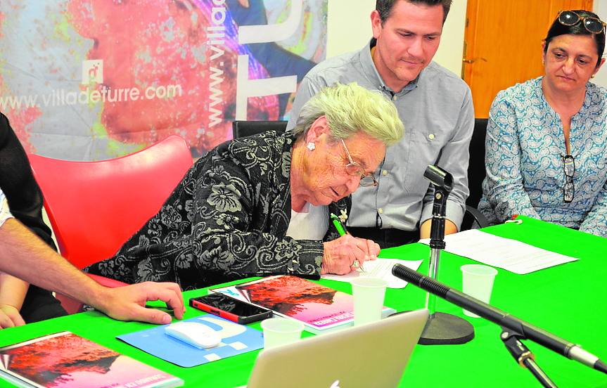 Luisa Morales cumple su sueño de editar su libro de poesías a los 80 años