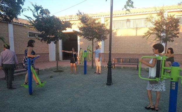 Los vecinos de Venta del Rayo estrenan parque biosaludable