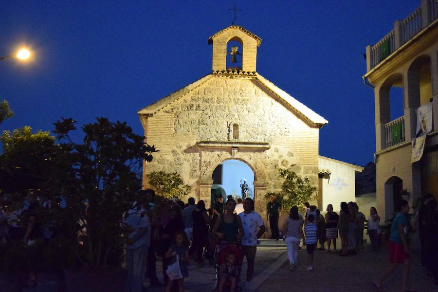 Los vecinos del barrio Alto de Loja despidieron ayer sus fiestas patronales con la procesión de San Roque, que recorrió las calles 'teoleteras' para cerrar varios días de celebraciones.