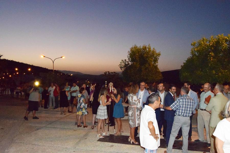 Los vecinos del barrio Alto de Loja despidieron ayer sus fiestas patronales con la procesión de San Roque, que recorrió las calles 'teoleteras' para cerrar varios días de celebraciones.