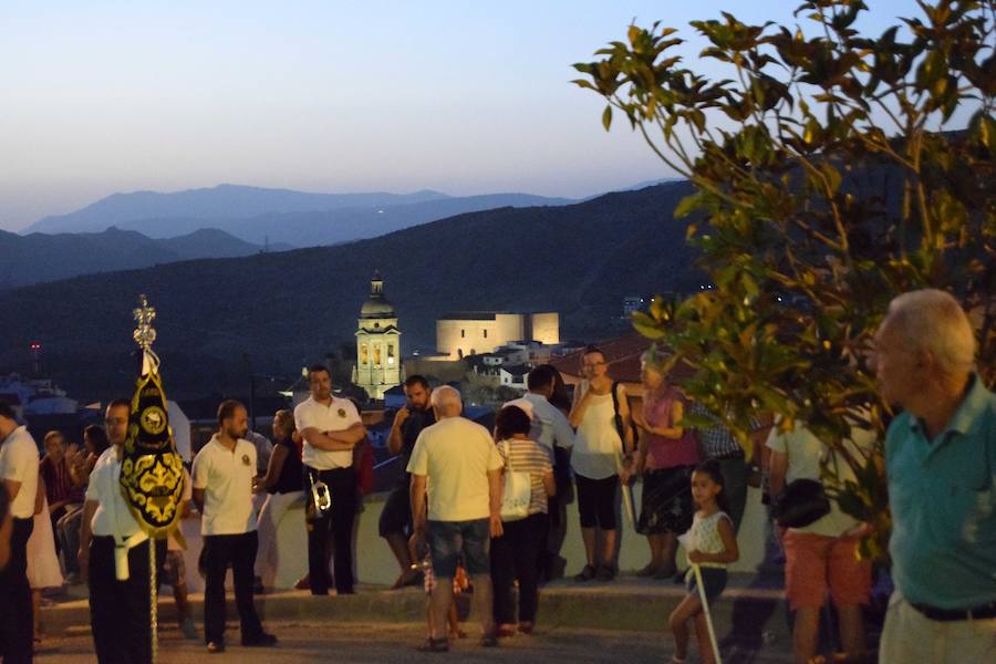 Los vecinos del barrio Alto de Loja despidieron ayer sus fiestas patronales con la procesión de San Roque, que recorrió las calles 'teoleteras' para cerrar varios días de celebraciones.