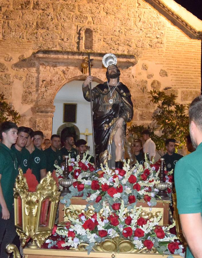 Los vecinos del barrio Alto de Loja despidieron ayer sus fiestas patronales con la procesión de San Roque, que recorrió las calles 'teoleteras' para cerrar varios días de celebraciones.