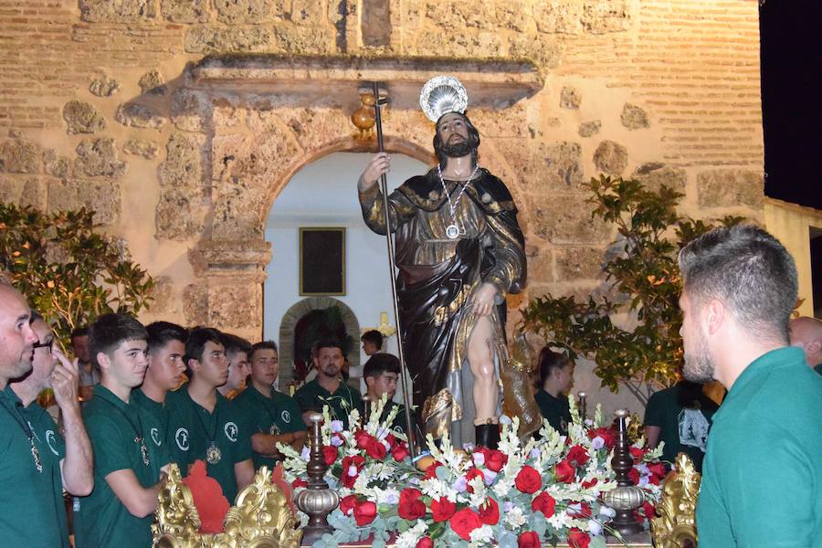 Los vecinos del barrio Alto de Loja despidieron ayer sus fiestas patronales con la procesión de San Roque, que recorrió las calles 'teoleteras' para cerrar varios días de celebraciones.