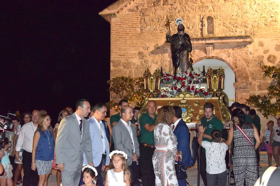 Los vecinos del barrio Alto de Loja despidieron ayer sus fiestas patronales con la procesión de San Roque, que recorrió las calles 'teoleteras' para cerrar varios días de celebraciones.