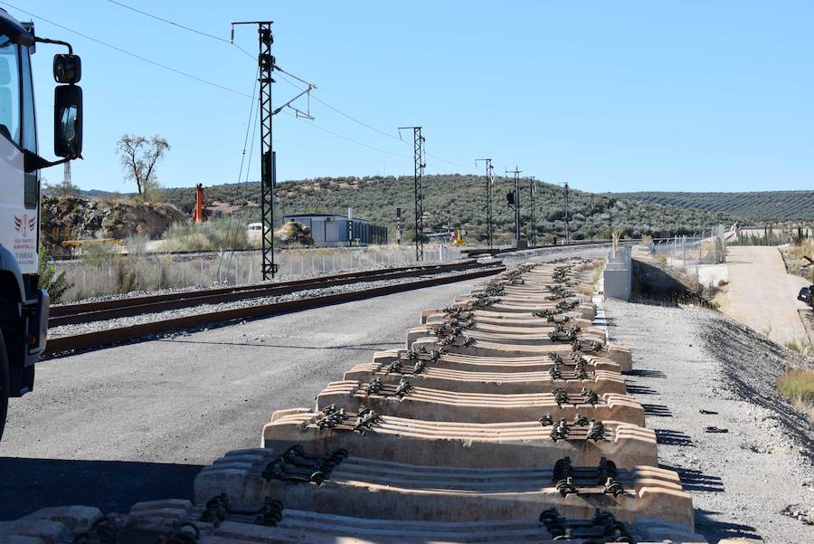 La vía nueva del AVE y la antigua se unen ya en la pedanía lojeña de Venta del Rayo