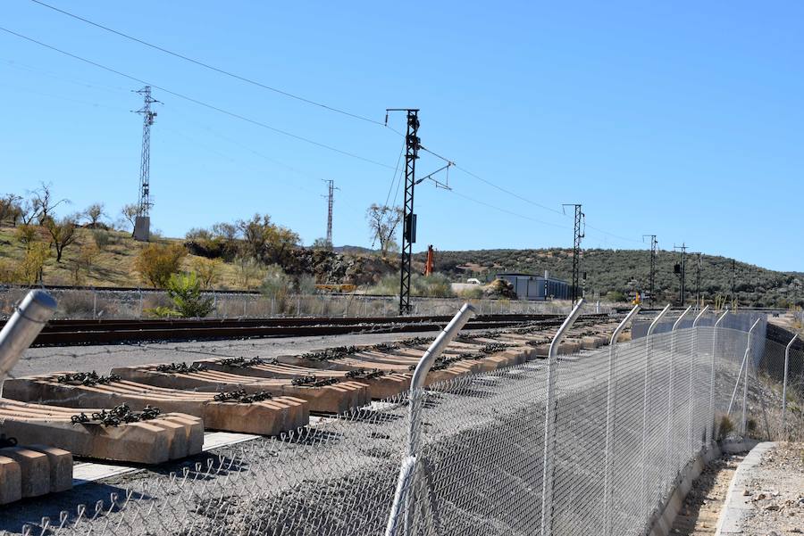 La vía nueva del AVE y la antigua se unen ya en la pedanía lojeña de Venta del Rayo