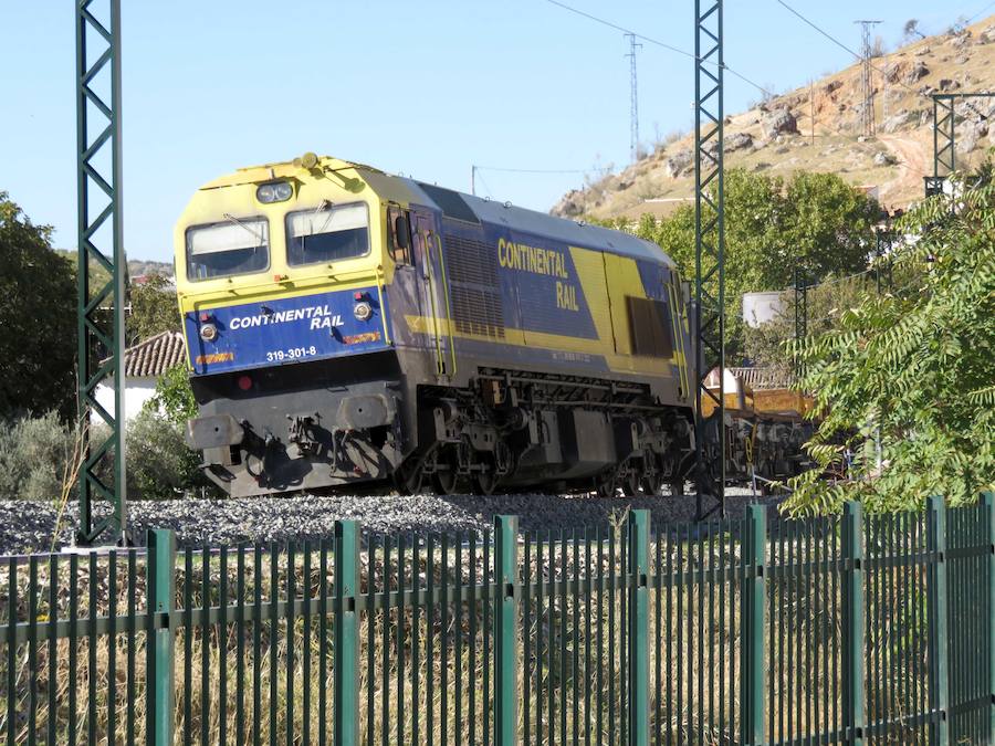La vía nueva del AVE y la antigua se unen ya en la pedanía lojeña de Venta del Rayo