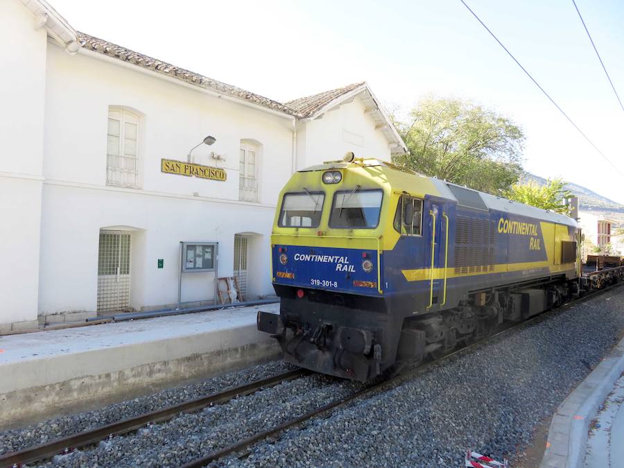 La vía nueva del AVE y la antigua se unen ya en la pedanía lojeña de Venta del Rayo