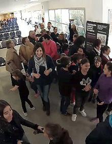 Imagen secundaria 2 - Los niños del colegio Elena Martín Vivaldi de Loja bailan contra la violencia machista