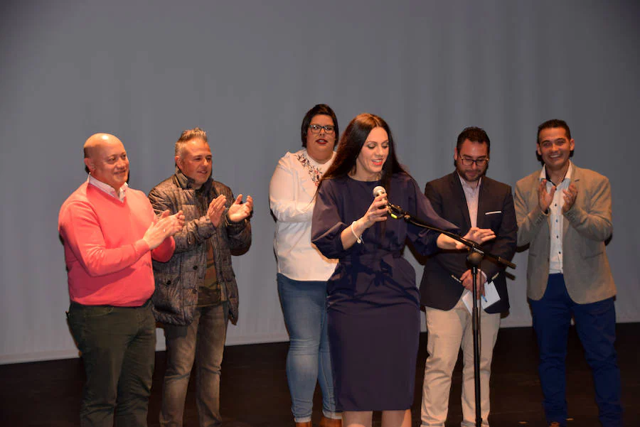 José Padilla dio la bienvenida a la fiesta carnavalesca con un divertido espectáculo en el que también se reconoció a Flor González con el Antifaz de Oro y al colegio Caminillo con la Máscara