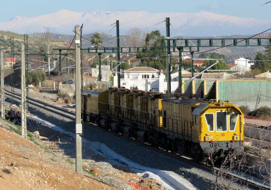 Ayer, al menos, sí se apreció el paso de distintas máquinas por el trazado, comprobando el estado de la infraestructura recién terminada