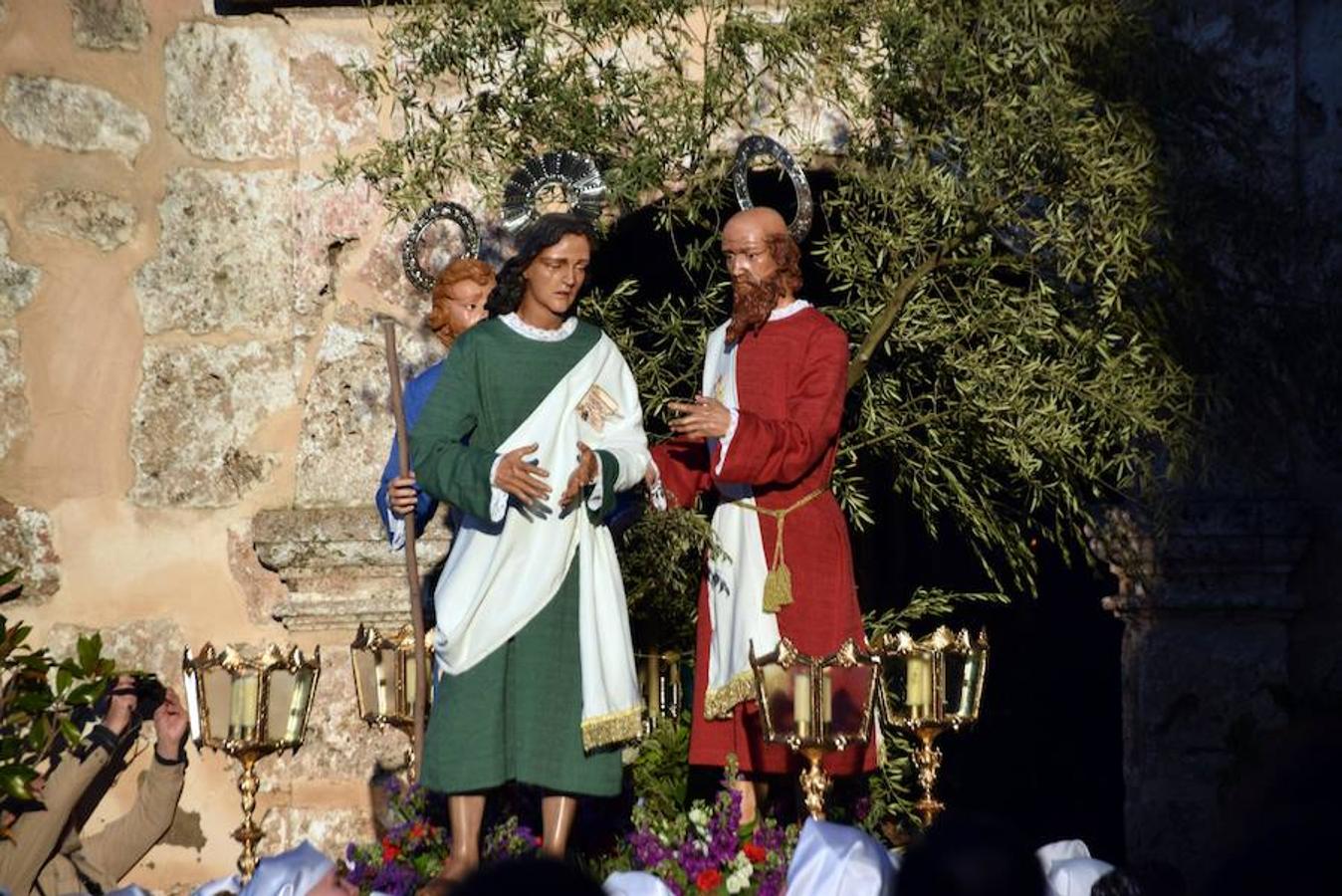 La Cofradía de Jesús en el Huerto y Nuestra Señora de la Esperanza pudo lucir sus estrenos -más apóstoles y 'cacharros' de los incensarios- en un Martes Santo radiante, luminoso y con buenas temperaturas.