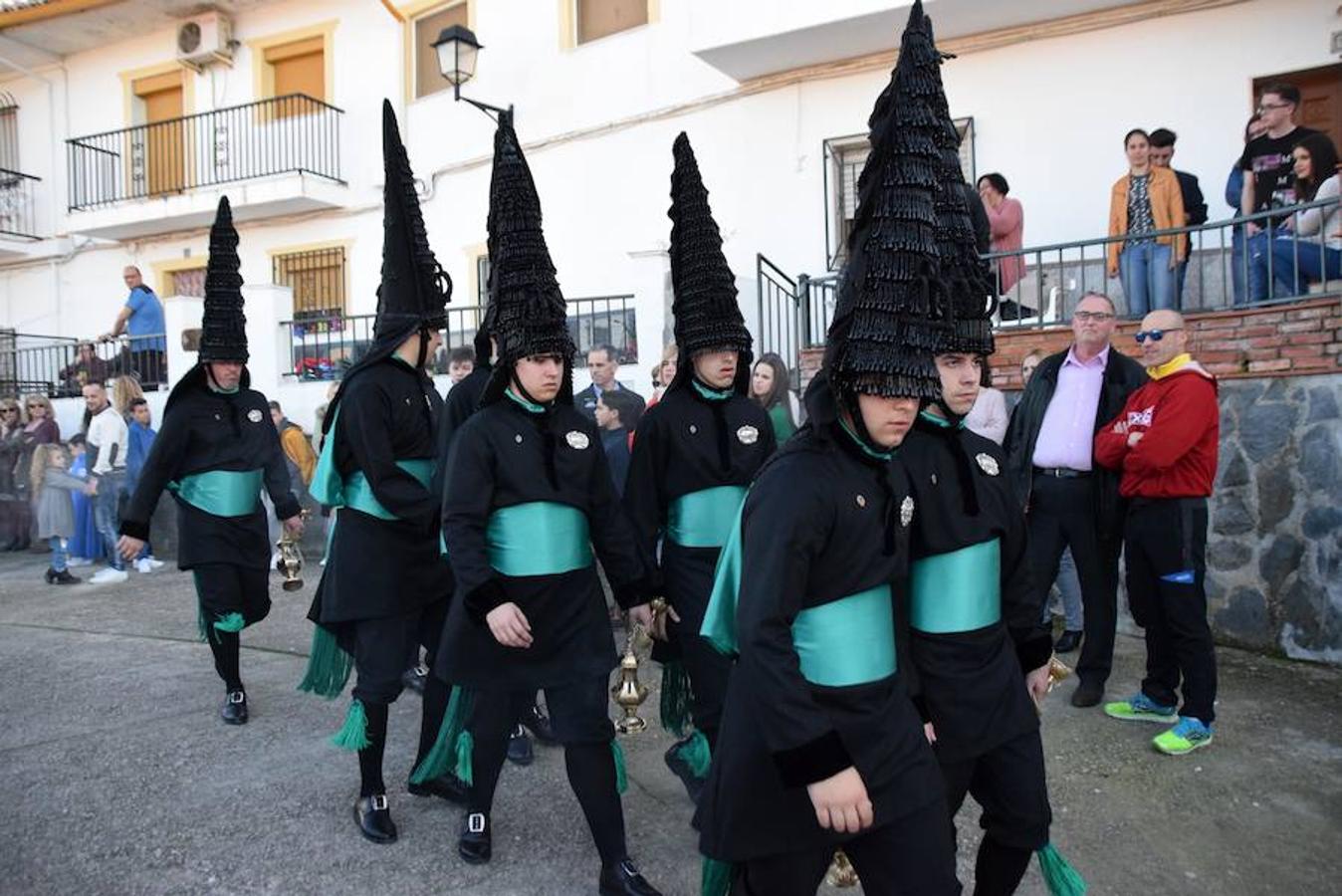 La Cofradía de Jesús en el Huerto y Nuestra Señora de la Esperanza pudo lucir sus estrenos -más apóstoles y 'cacharros' de los incensarios- en un Martes Santo radiante, luminoso y con buenas temperaturas.