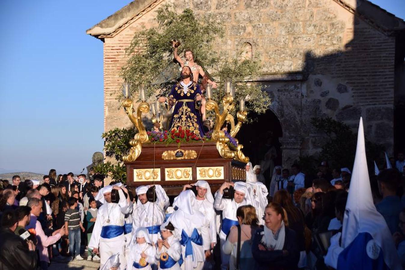 La Cofradía de Jesús en el Huerto y Nuestra Señora de la Esperanza pudo lucir sus estrenos -más apóstoles y 'cacharros' de los incensarios- en un Martes Santo radiante, luminoso y con buenas temperaturas.