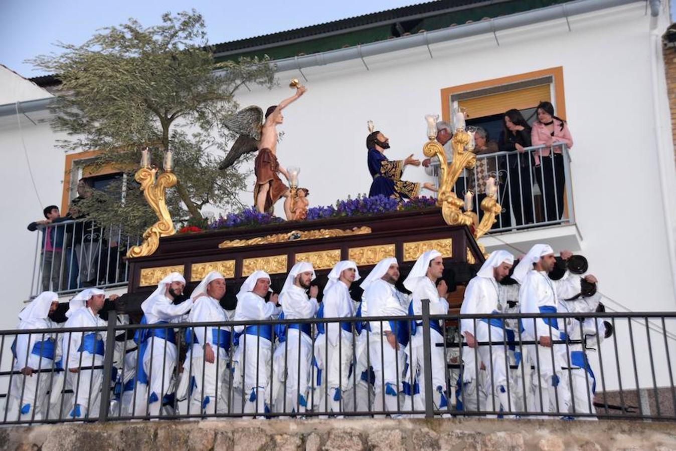 La Cofradía de Jesús en el Huerto y Nuestra Señora de la Esperanza pudo lucir sus estrenos -más apóstoles y 'cacharros' de los incensarios- en un Martes Santo radiante, luminoso y con buenas temperaturas.