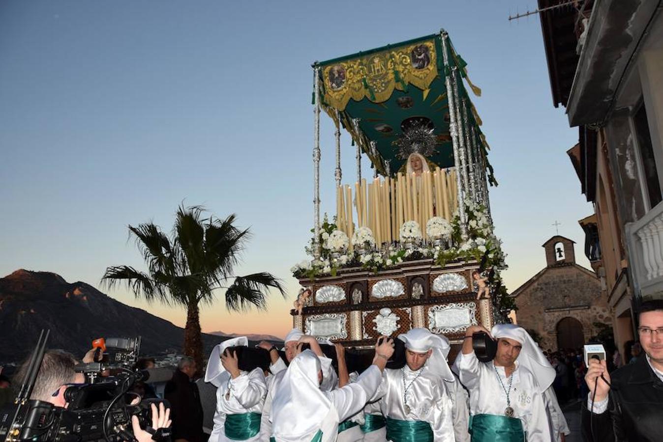 La Cofradía de Jesús en el Huerto y Nuestra Señora de la Esperanza pudo lucir sus estrenos -más apóstoles y 'cacharros' de los incensarios- en un Martes Santo radiante, luminoso y con buenas temperaturas.