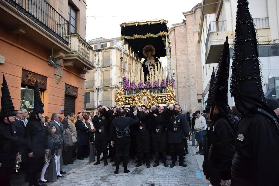 El municipio disfrutó del desfile de las cofradías que procesionaron durante el Viernes Santo