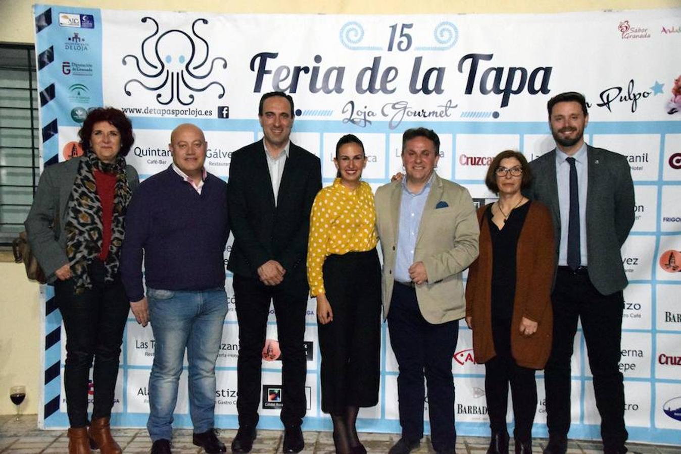 La Asociación Lojeña de Comercio e Industria (ALCI) vuelve a apostar un año más por su Feria de la Tapa, del 12 al 15 de abril. Doce establecimientos de la ciudad participan en esta XV edición, que se presentó en la sede de la ALCI con la presencia de patrocinadores y colaboradores, como el Ayuntamiento de Loja, la Consejería de Empleo, Empresa y Comercio de la Junta de Andalucía y el Patronato de Turismo de la Diputación Provincial de Granada.