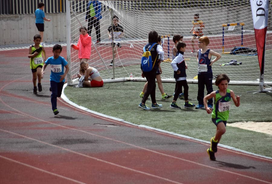 Fotos: El circuito provincial de Atletismo en Pista regresa a Loja tras varios años