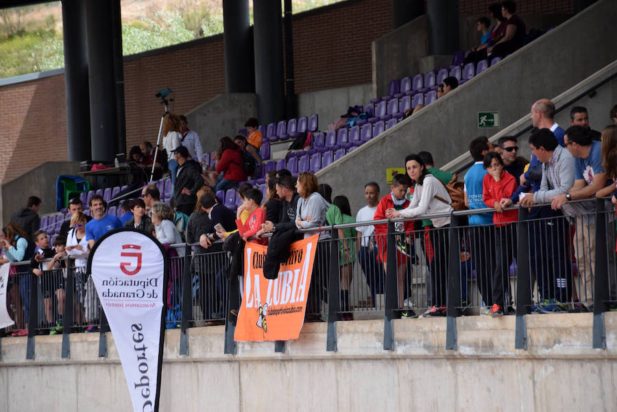 Fotos: El circuito provincial de Atletismo en Pista regresa a Loja tras varios años