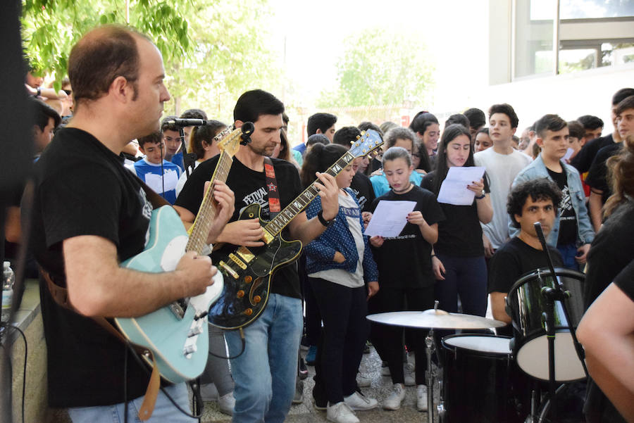 lLos alumnos de ESO del IES Moraima de Loja han demostrado ser todos unos rockeros. Temas míticos del rock y pop internacional han sonado en el patio de este centro, que ha vivido un festival musical a cargo de los profesores y los propios estudiantes.