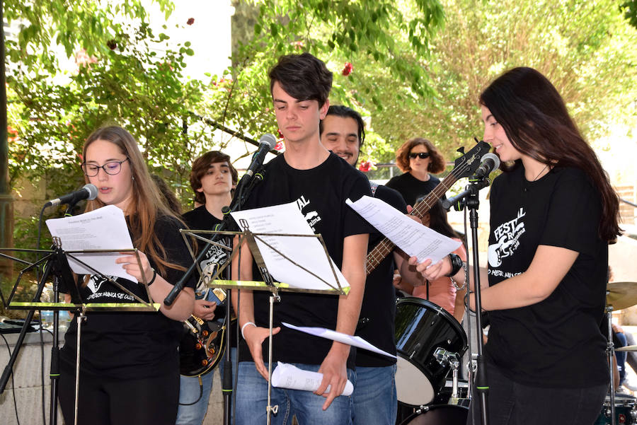 lLos alumnos de ESO del IES Moraima de Loja han demostrado ser todos unos rockeros. Temas míticos del rock y pop internacional han sonado en el patio de este centro, que ha vivido un festival musical a cargo de los profesores y los propios estudiantes.