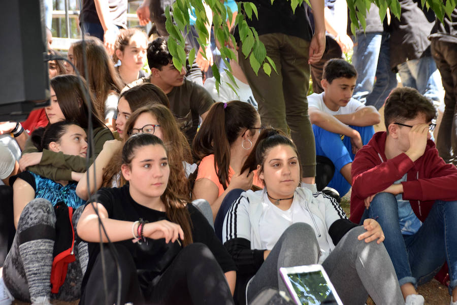 lLos alumnos de ESO del IES Moraima de Loja han demostrado ser todos unos rockeros. Temas míticos del rock y pop internacional han sonado en el patio de este centro, que ha vivido un festival musical a cargo de los profesores y los propios estudiantes.