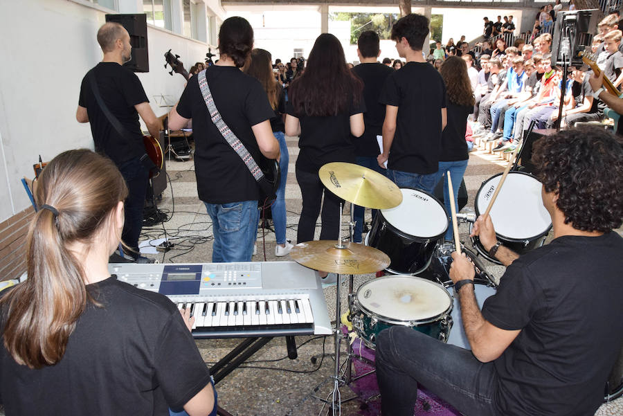 lLos alumnos de ESO del IES Moraima de Loja han demostrado ser todos unos rockeros. Temas míticos del rock y pop internacional han sonado en el patio de este centro, que ha vivido un festival musical a cargo de los profesores y los propios estudiantes.