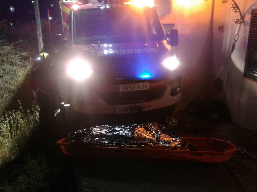 Bomberos de Loja rescatan el cuerpo sin vida de una mujer en Moraleda de Zafayona. La mujer tenía 49 años y llevaba varios días desaparecida.