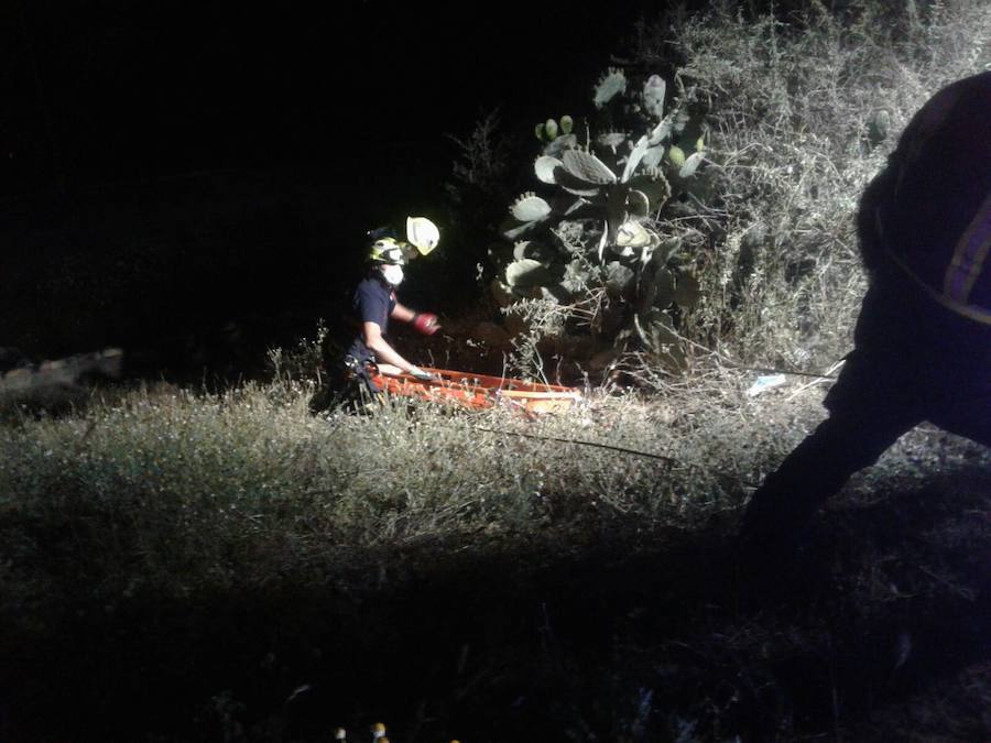 Bomberos de Loja rescatan el cuerpo sin vida de una mujer en Moraleda de Zafayona. La mujer tenía 49 años y llevaba varios días desaparecida.