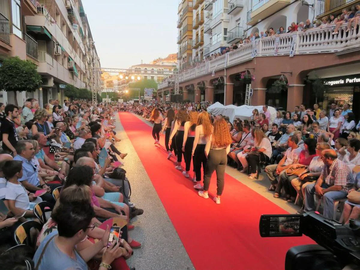 Más de 1.500 personas entre el público, quince establecimientos de artículos de todo tipo y más de 140 modelos 'amateur' -los propios clientes del comercio local- fueron las cifras de esta segunda edición de la pasarela lojeña. 