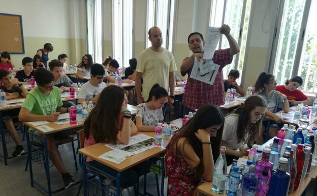 Una cata didáctica enseña a un grupo de estudiantes lojeños a diferenciar y valorar los tipos agua mineral