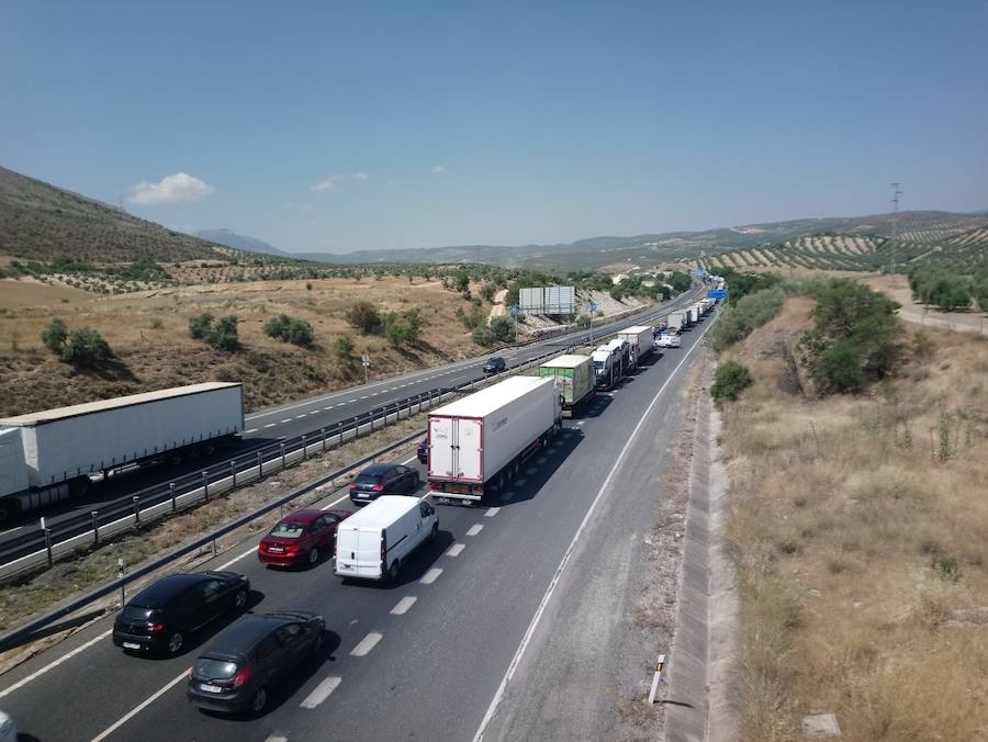 El corte de la autovía por una colisión múltiple a la altura de Loja dejó hasta tres kilómetros de retenciones.