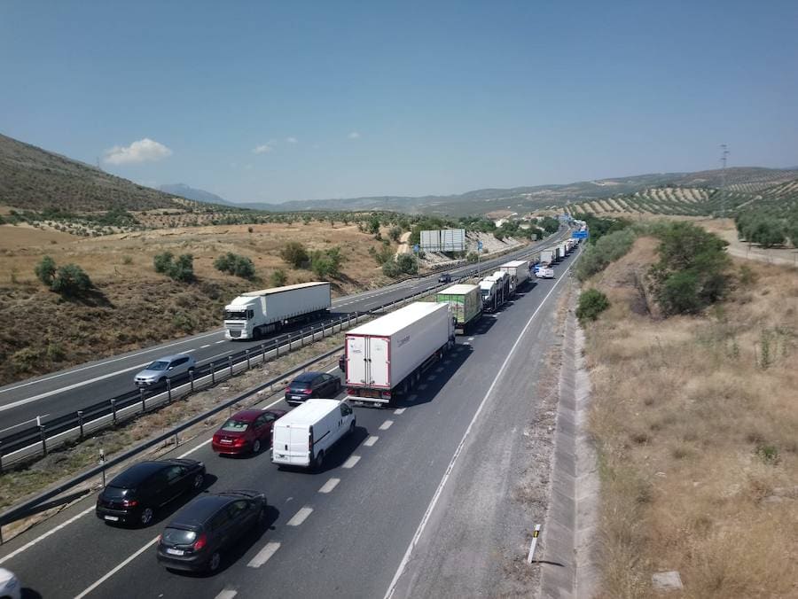 El corte de la autovía por una colisión múltiple a la altura de Loja dejó hasta tres kilómetros de retenciones.