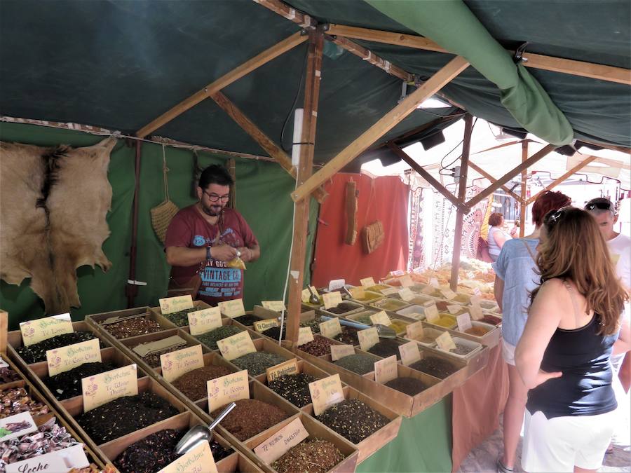 Visitamos el mercado artesano y el campamento histórico de la Alcazaba, protagonistas este fin de semana en Loja.