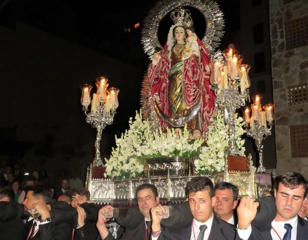 Pétalos y devoción para acompañar a la patrona de Loja