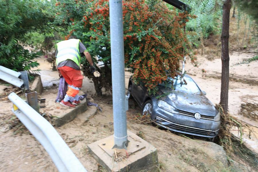 En la pedanía lojeña se ha desbordado el río, arrastrando coches y anegando viviendas y locales