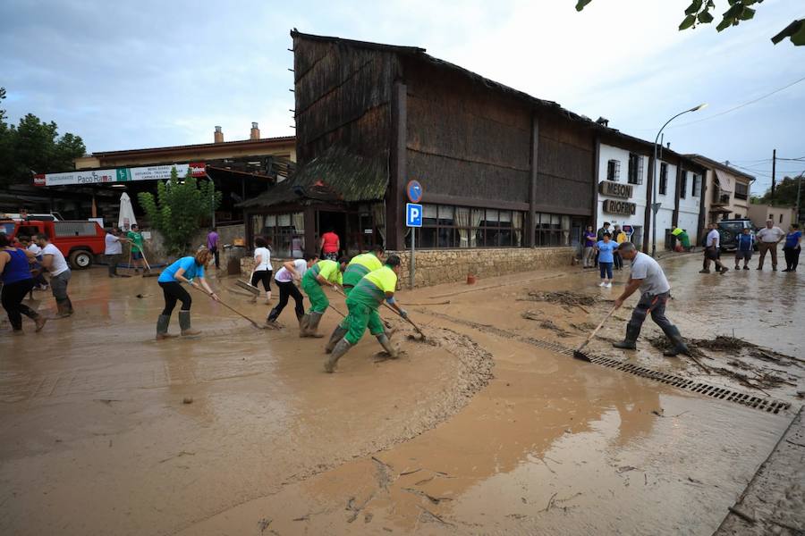 En la pedanía lojeña se ha desbordado el río, arrastrando coches y anegando viviendas y locales