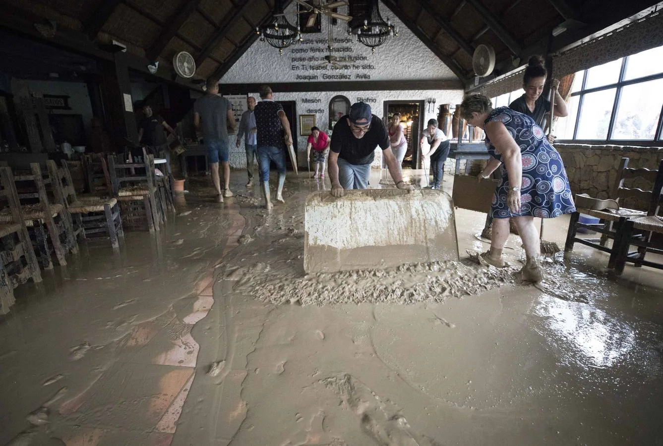 En la pedanía lojeña se ha desbordado el río, arrastrando coches y anegando viviendas y locales