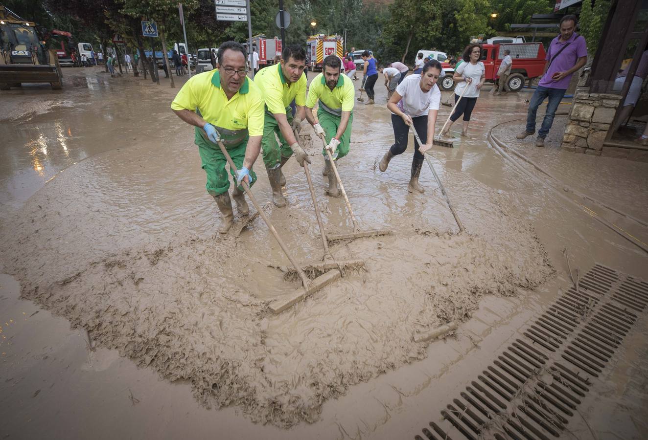 En la pedanía lojeña se ha desbordado el río, arrastrando coches y anegando viviendas y locales