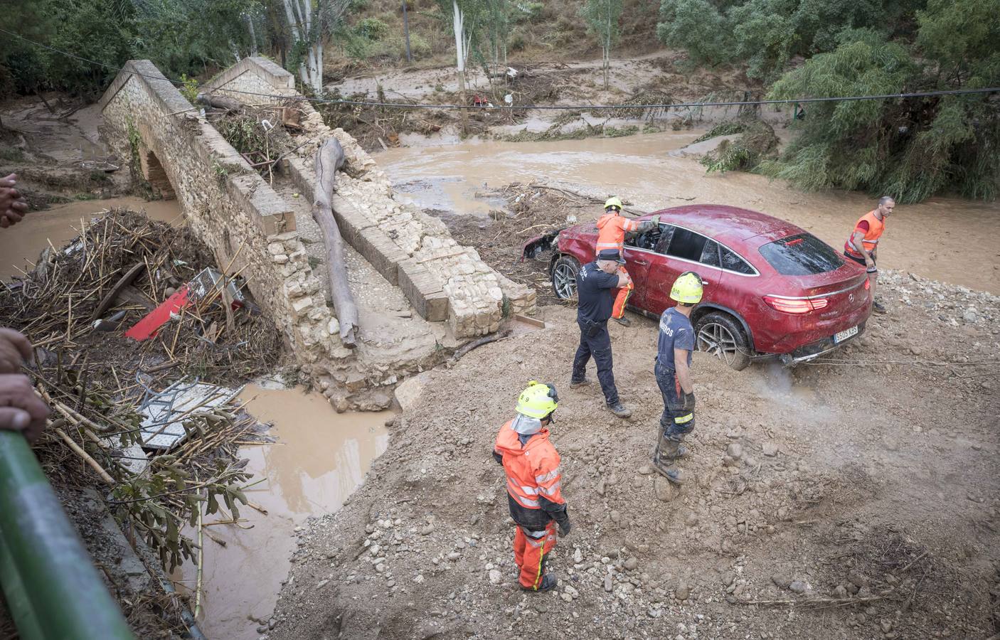 En la pedanía lojeña se ha desbordado el río, arrastrando coches y anegando viviendas y locales