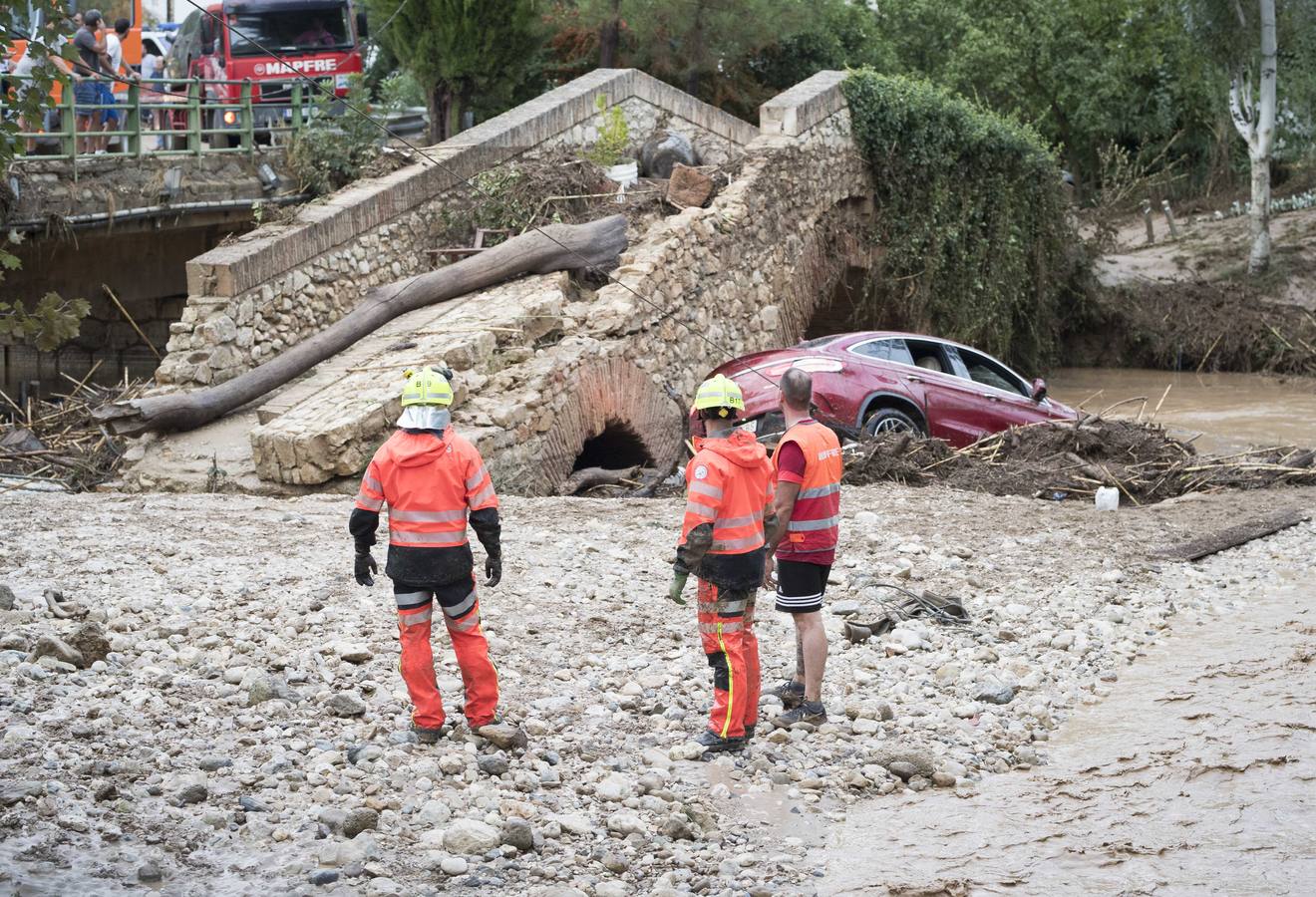 En la pedanía lojeña se ha desbordado el río, arrastrando coches y anegando viviendas y locales