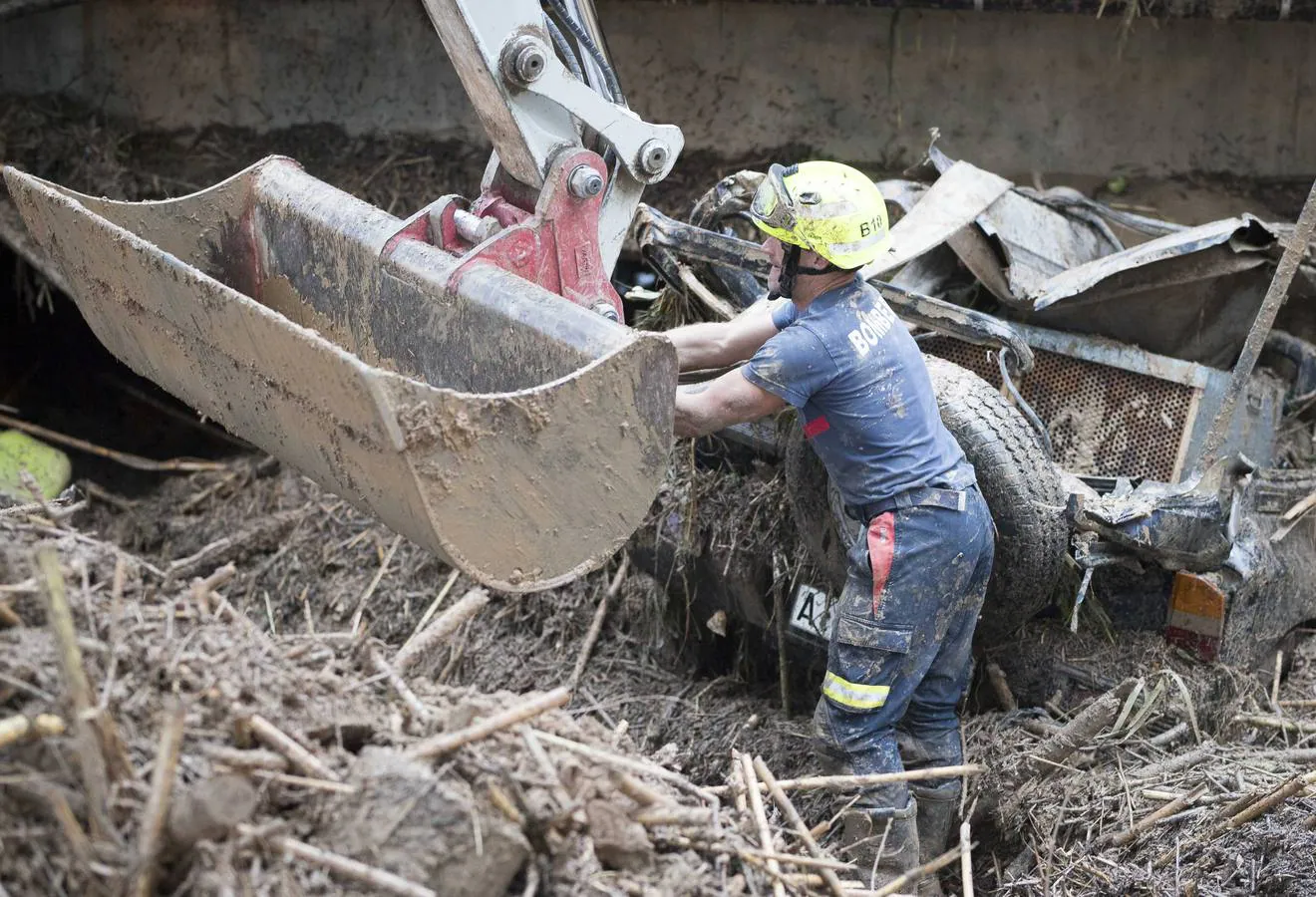 En la pedanía lojeña se ha desbordado el río, arrastrando coches y anegando viviendas y locales