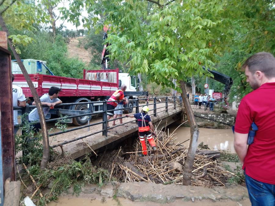 En la pedanía lojeña se ha desbordado el río, arrastrando coches y anegando viviendas y locales