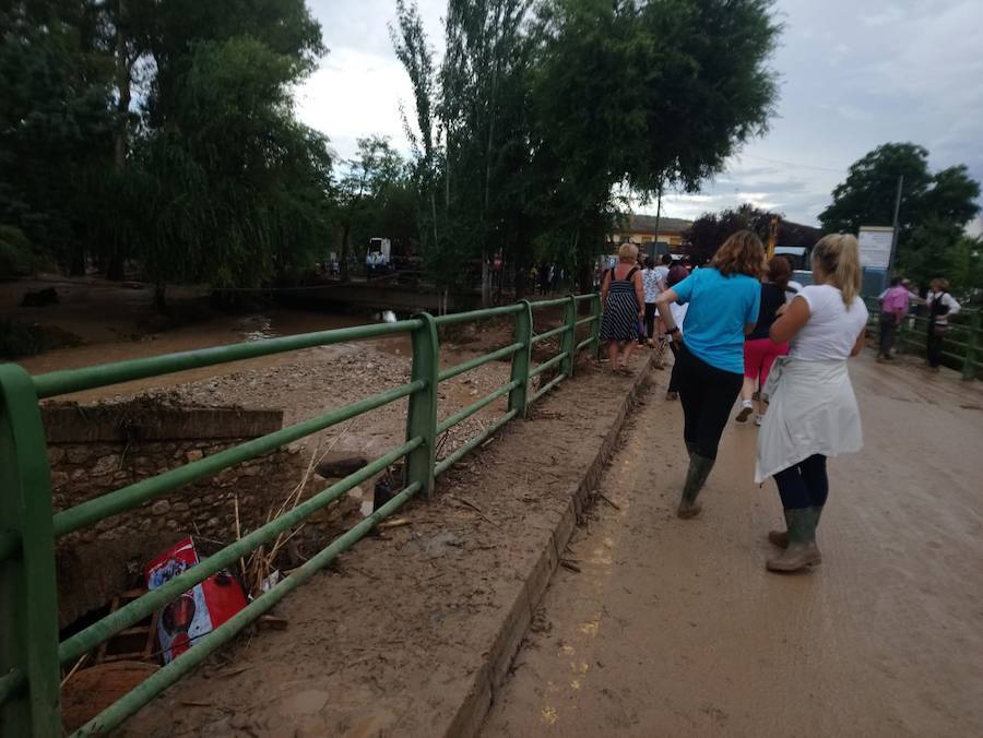 En la pedanía lojeña se ha desbordado el río, arrastrando coches y anegando viviendas y locales