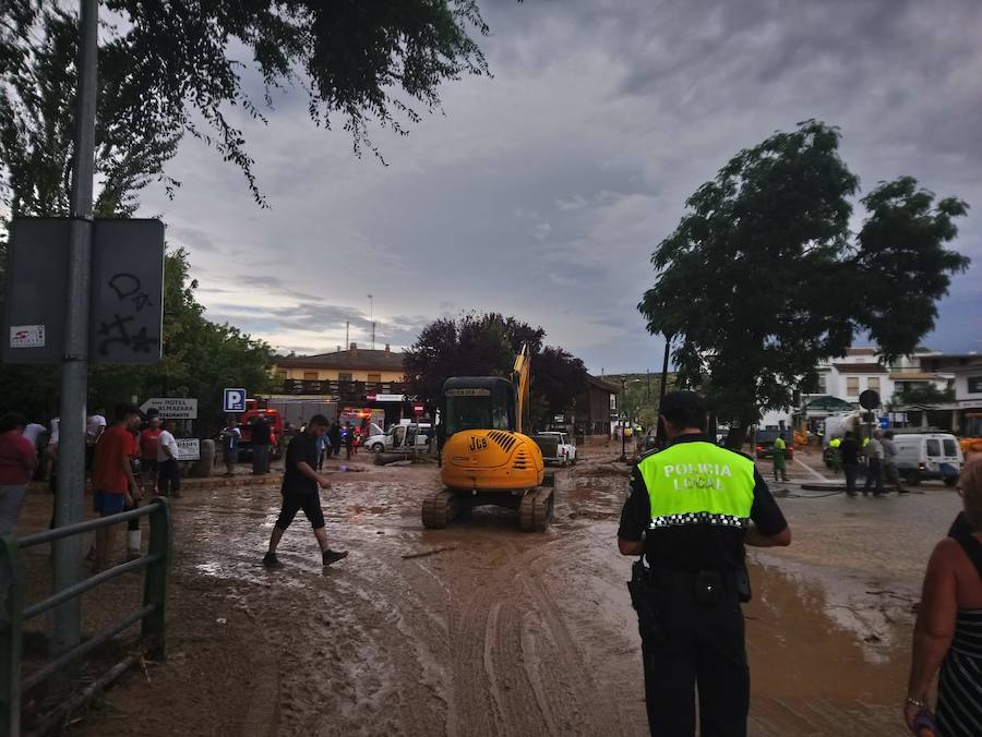 En la pedanía lojeña se ha desbordado el río, arrastrando coches y anegando viviendas y locales